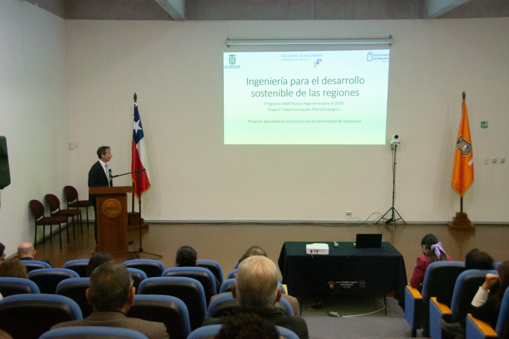 Foto en el auditorio de la exposición de Cristóbal Castro, director ejecutivo del proyecto