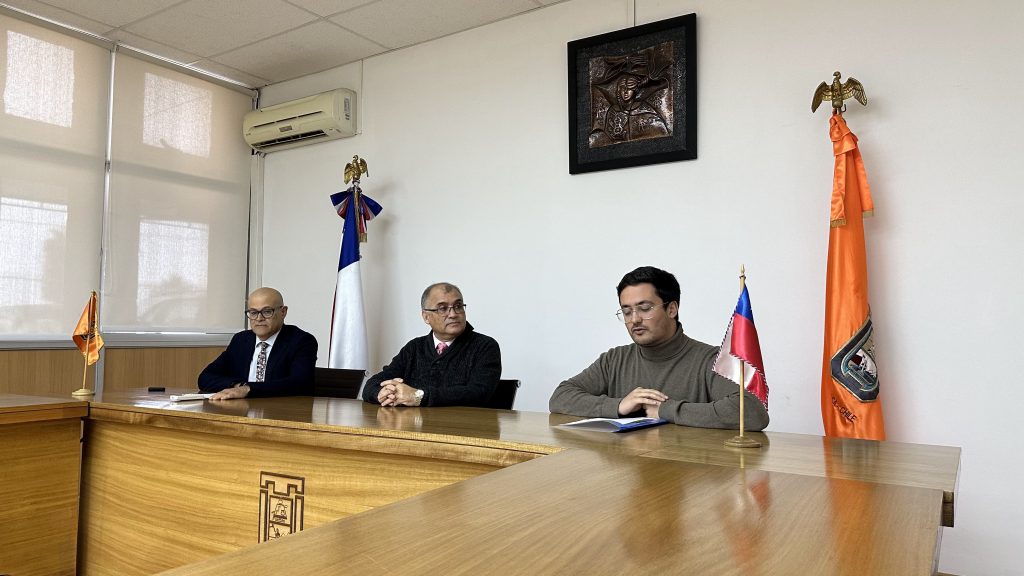 Alejandro Rodríguez, decano de la Facultad de Ingeniería, Dr. Emilio Rodríguez, rector de la Universidad de Tarapacá, y Diego Recart, representante de SOLEK