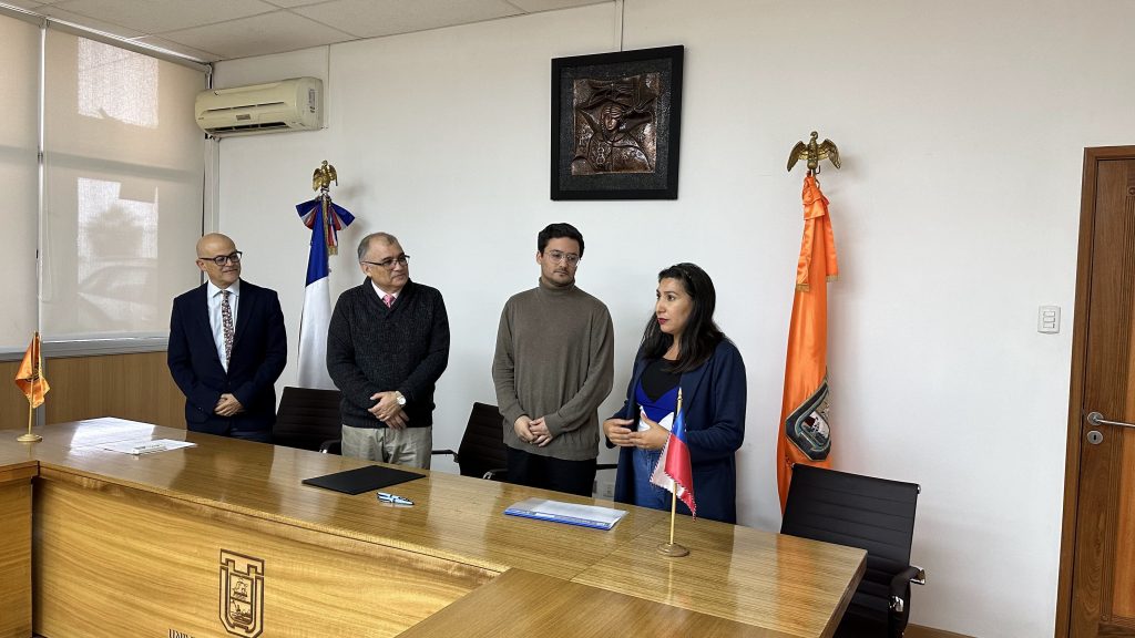 Alejandro Rodríguez, decano de la Facultad de Ingeniería, Dr. Emilio Rodríguez, rector de la Universidad de Tarapacá, Diego Recart, representante de SOLEK, y Anita Flores, Seremi de Energía