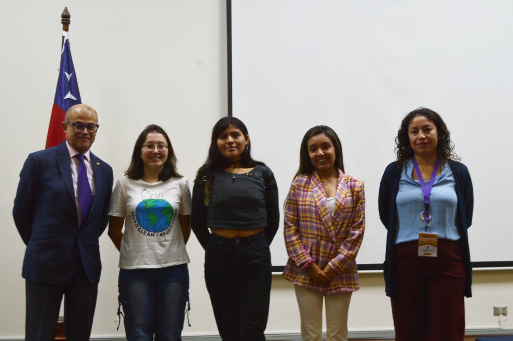 Decano de la Facultad de Ingeniería y representante de Technovation Girls junto a voluntarias del programa.