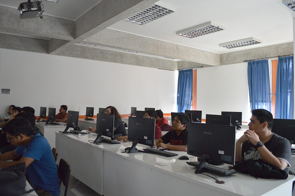 Estudiantes en laboratorio de computación durante la charla