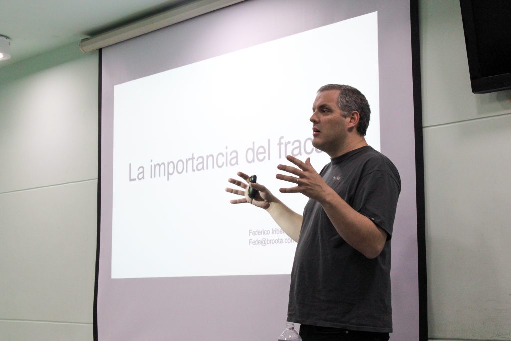 El fracaso como clave del espíritu emprendedor: CEO de Broota contó su experiencia a estudiantes en la Facultad de Ingeniería de la UTarapacá