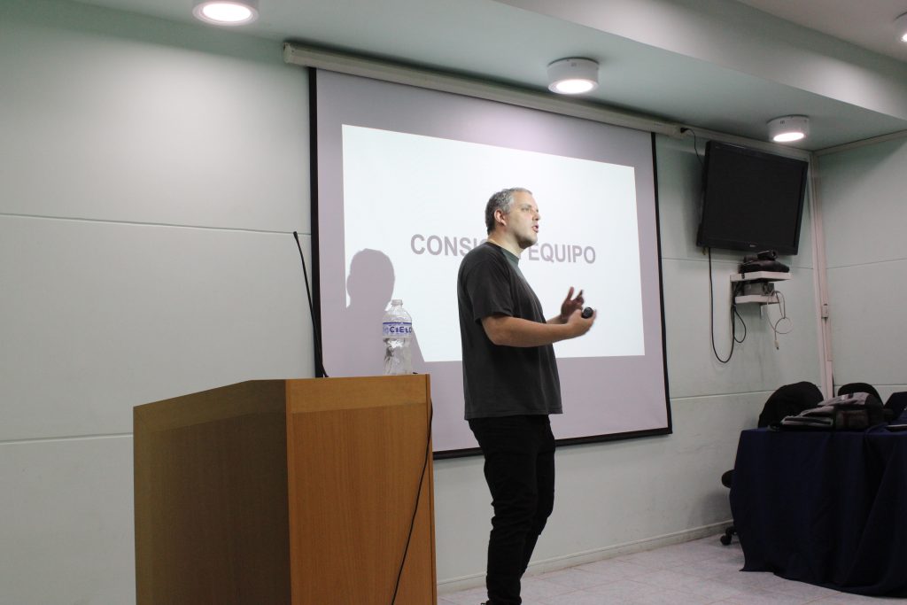 Federico Iriberry durante su exposición, visto desde un costado del auditorio