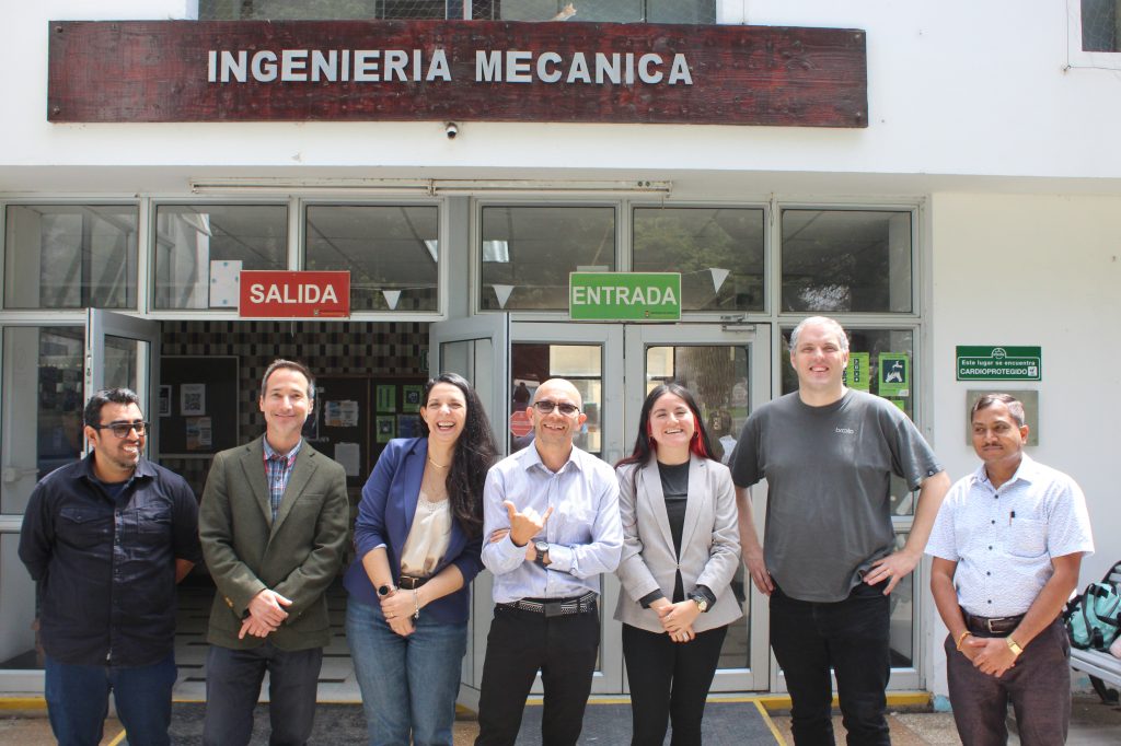 Académicos y equipos OTL e Ingeniería 2030 junto a Federico Iriberry en el frontis del Dpto. de Ingeniería Mecánica