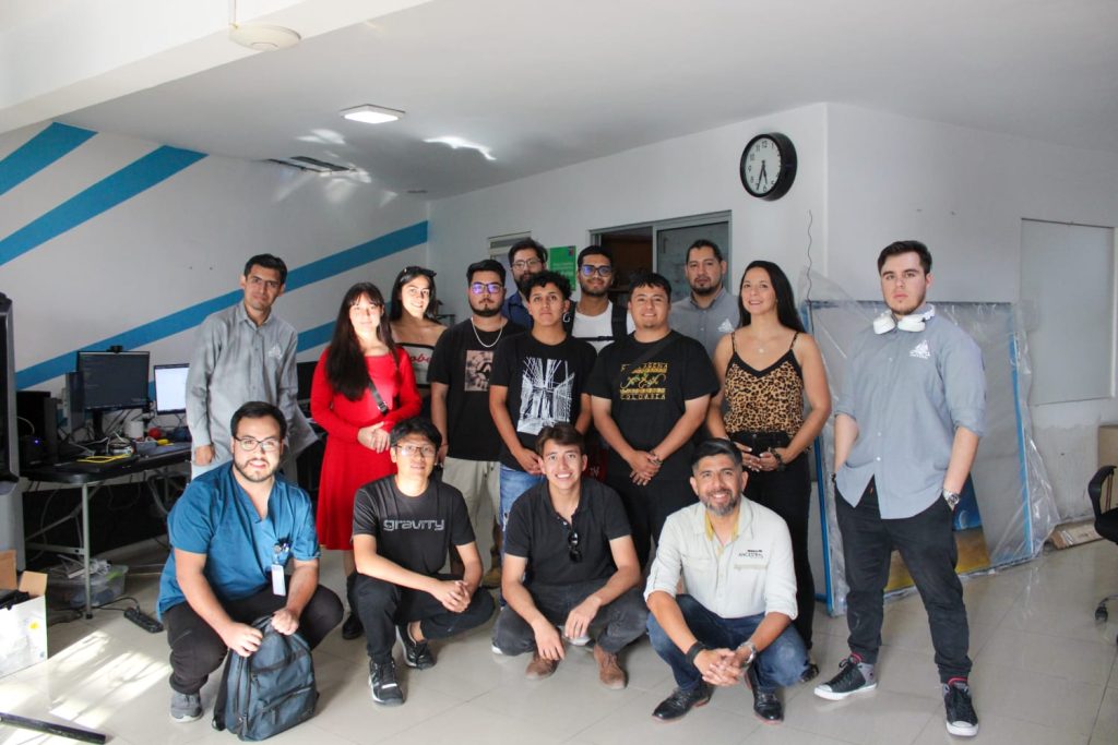 Estudiantes de UTA Prototipa visitaron las dependencias de Ancestral Technologies