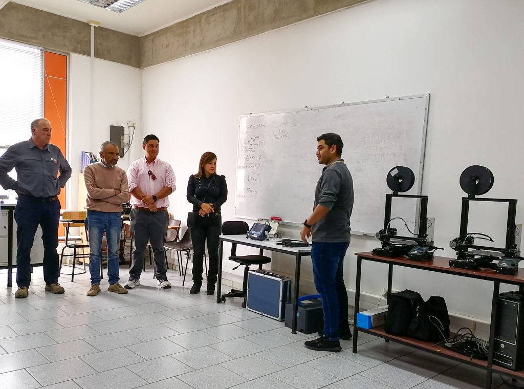 Profesor José Luis Bugueño presentando en el Laboratorio de mantenimiento predictivo, energía y medioambiental