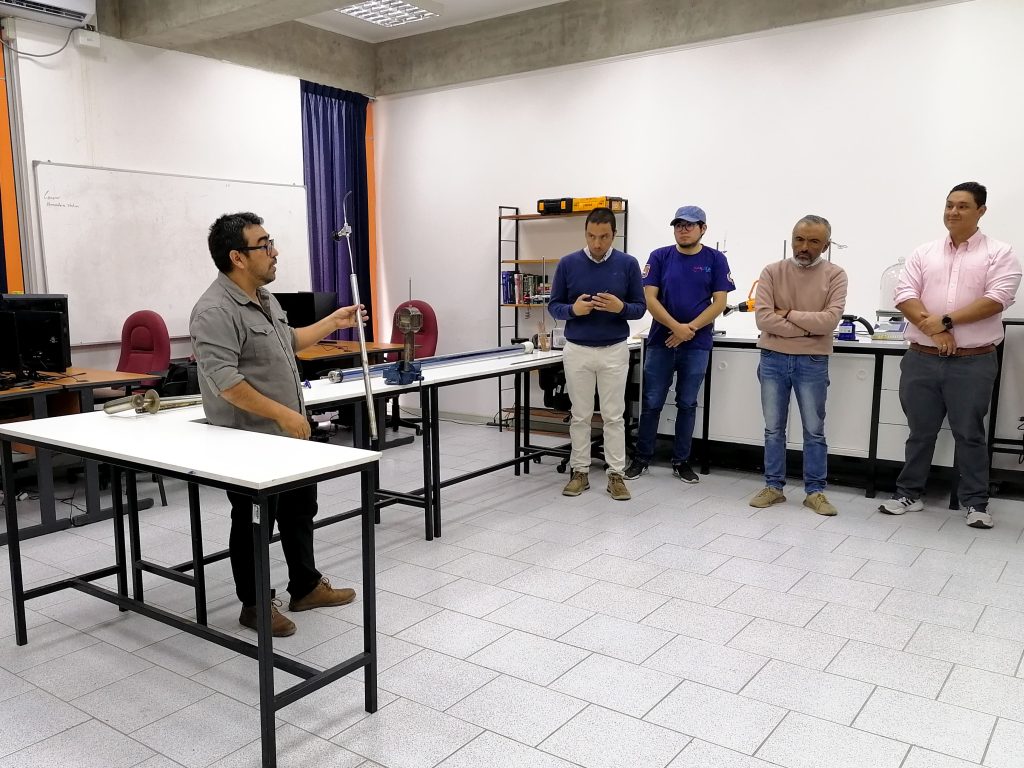 Profesor Luis R. Cisterna explicando la tecnología de termosifones