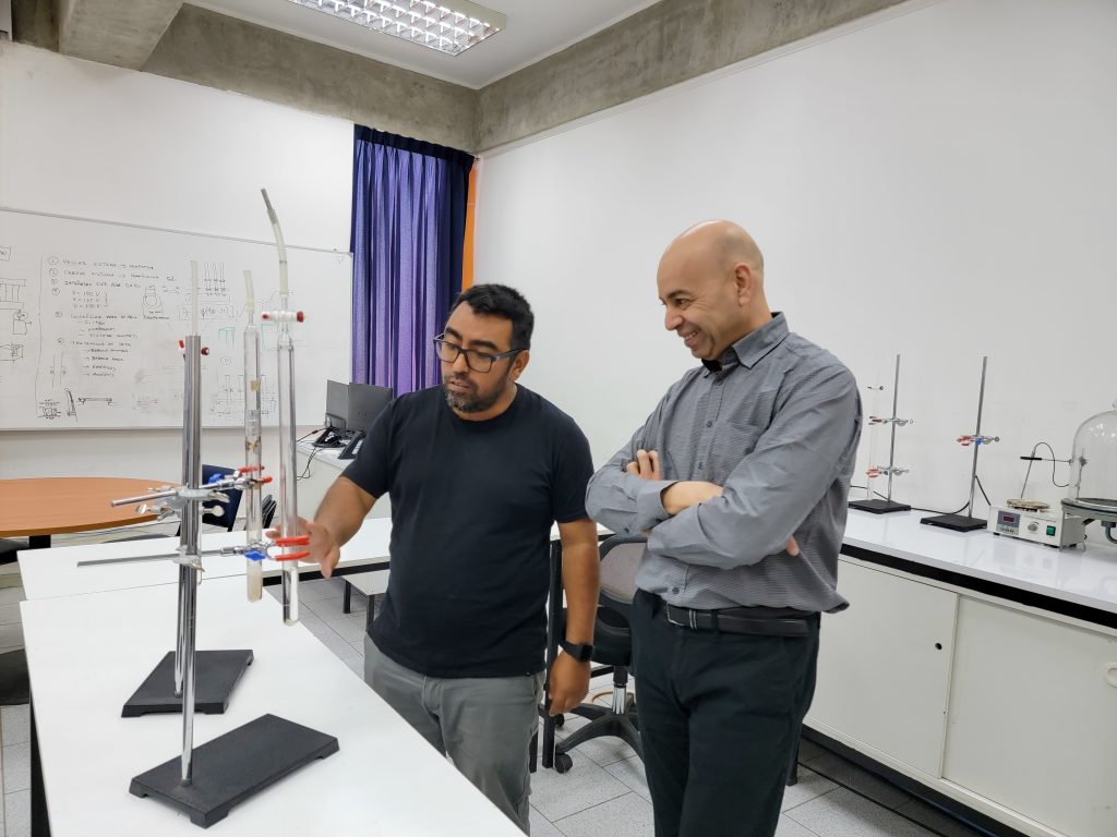 Director de investigación del French National Centre for Scientific Research visitó la Facultad de Ingeniería UTA