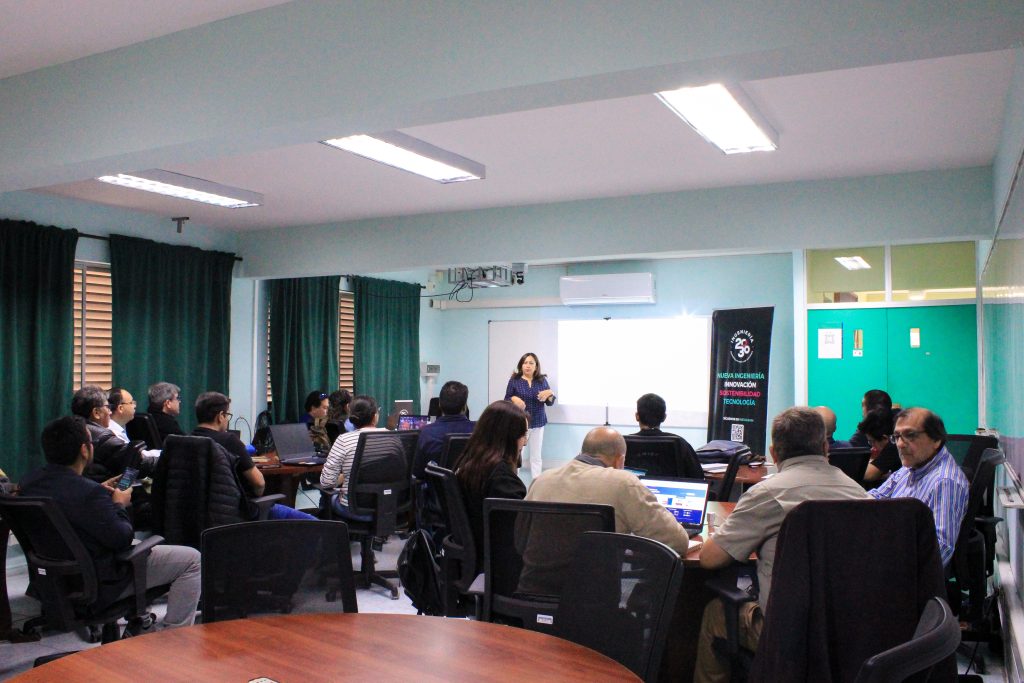 Académicos y profesionales de la Facultad de Ingeniería UTA participan en capacitación sobre gestión de tecnologías