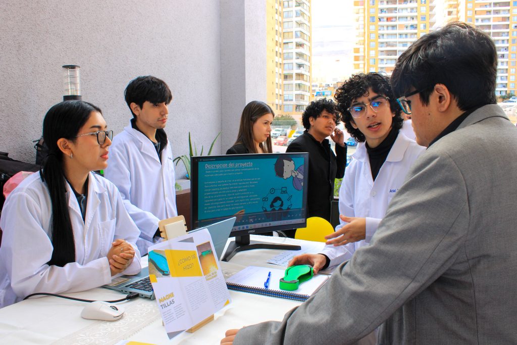 Acercando la Ingeniería y la Ciencia a la comunidad: Estudiantes del Departamento de Ingeniería y Tecnologías protagonizaron masiva Feria de Divulgación Universitaria en Iquique