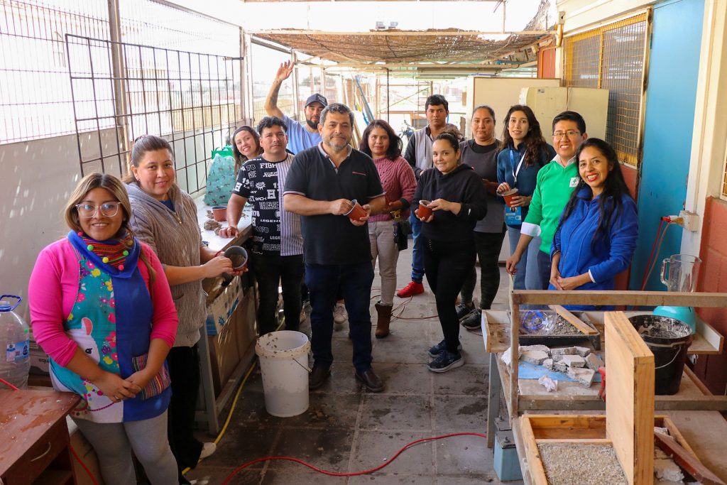 Académico de la Facultad de Ingeniería UTA dictó taller sobre sostenibilidad para apoderados de la Escuela Especial de Lenguaje Los Benjamines