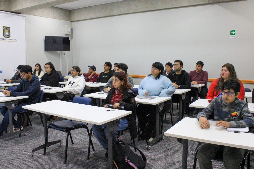 Estudiantes participan en talleres de Introducción a la Ciencia Abierta en la Facultad de Ingeniería UTA