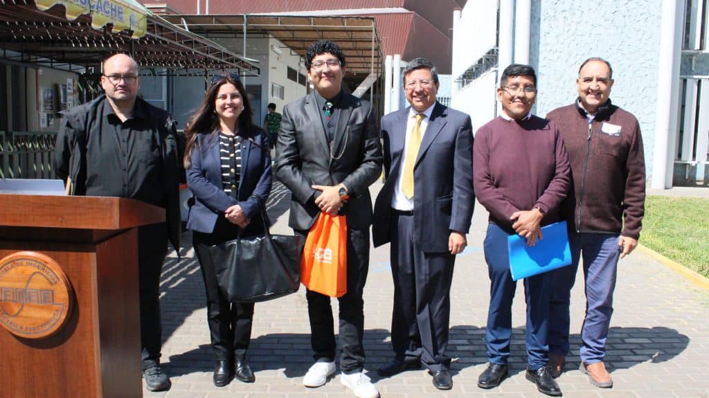 Ingenieros y académicos en la Facultad de Ingeniería de la Universidad de Tarapacá en una reunión institucional.